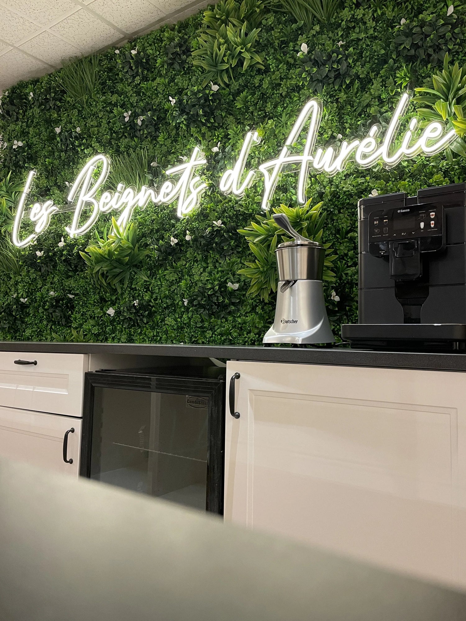 Liseron Blanc Mur végétal artificiel Green Upp enseigne néon