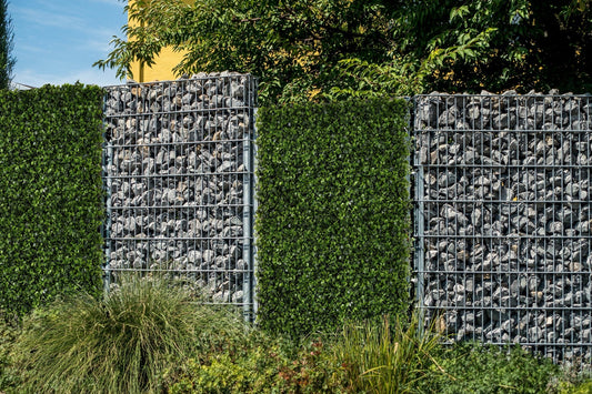 Habiller une clôture grillagée de jardin avec une haie artificielle - Green Upp